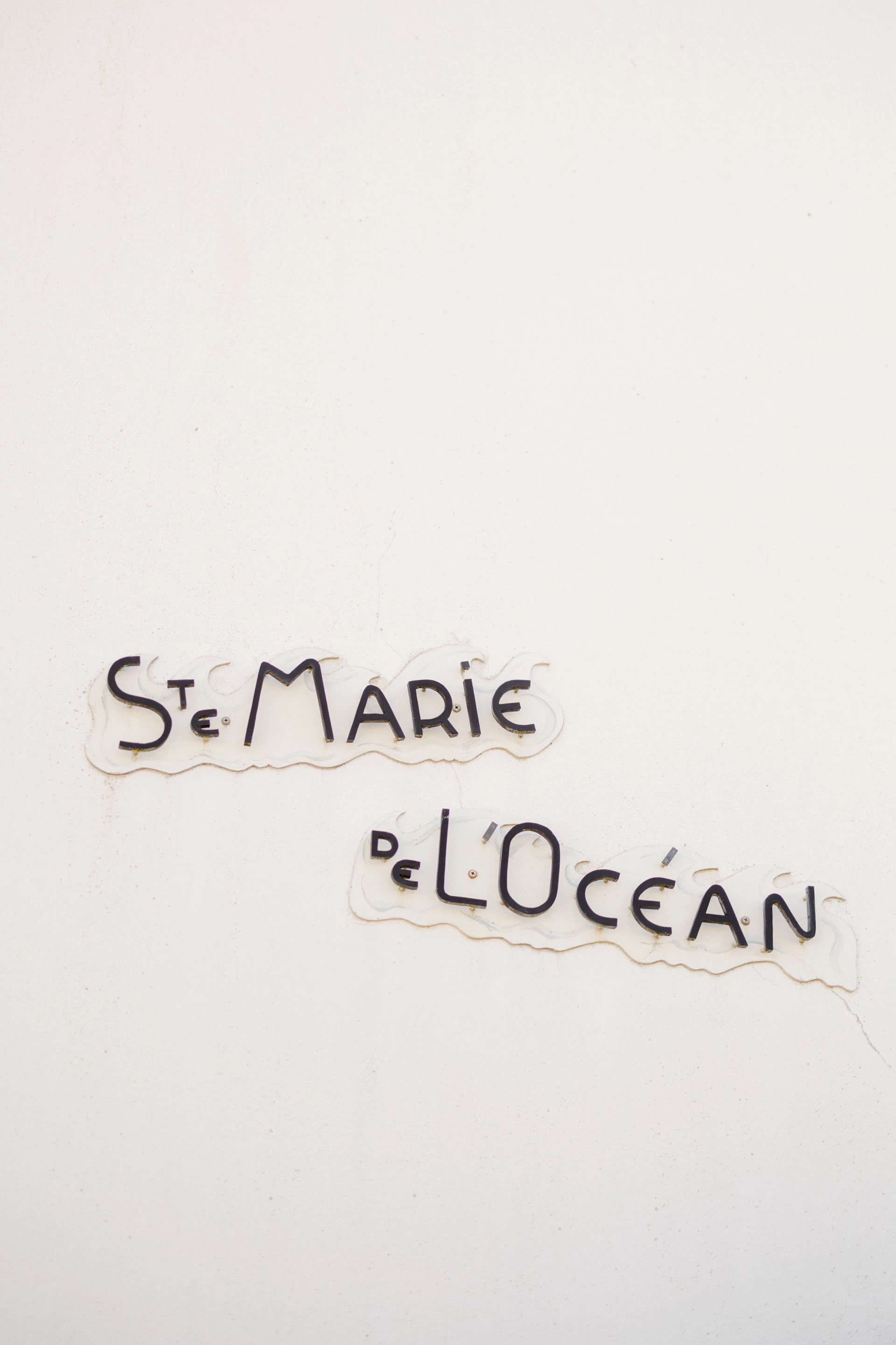 écriture beige gris église